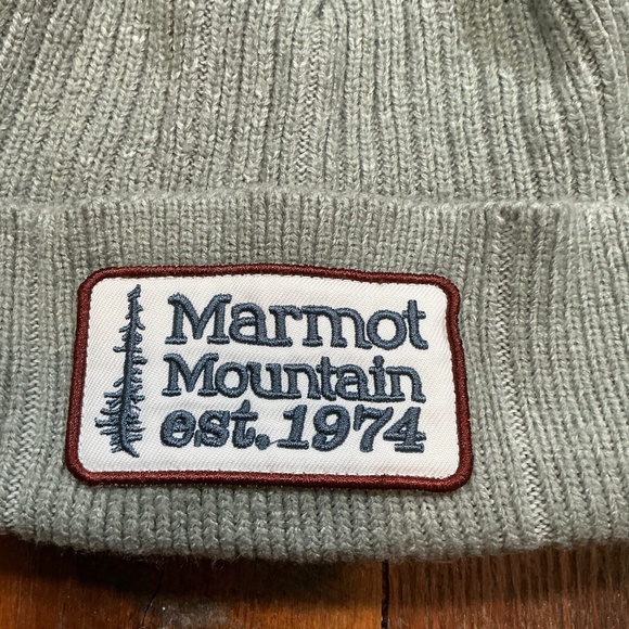 Marmot Mountain Knit Beanie Hat Gray Cuffed Logo Patch Winter Outdoor - Picture 3 of 6